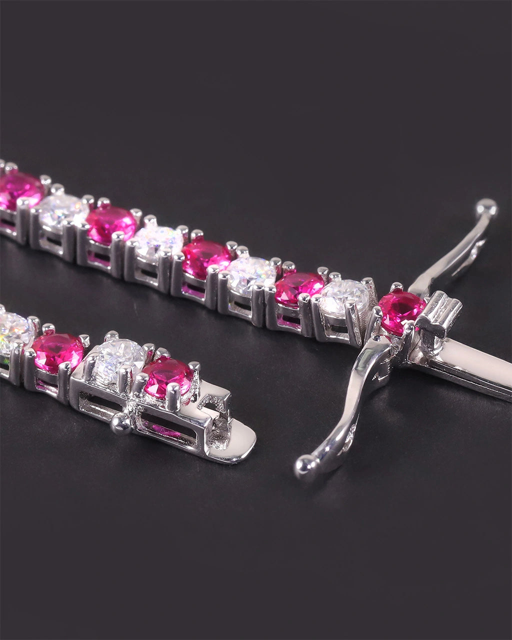 Pulsera de tenis con rubí de laboratorio y moissanita