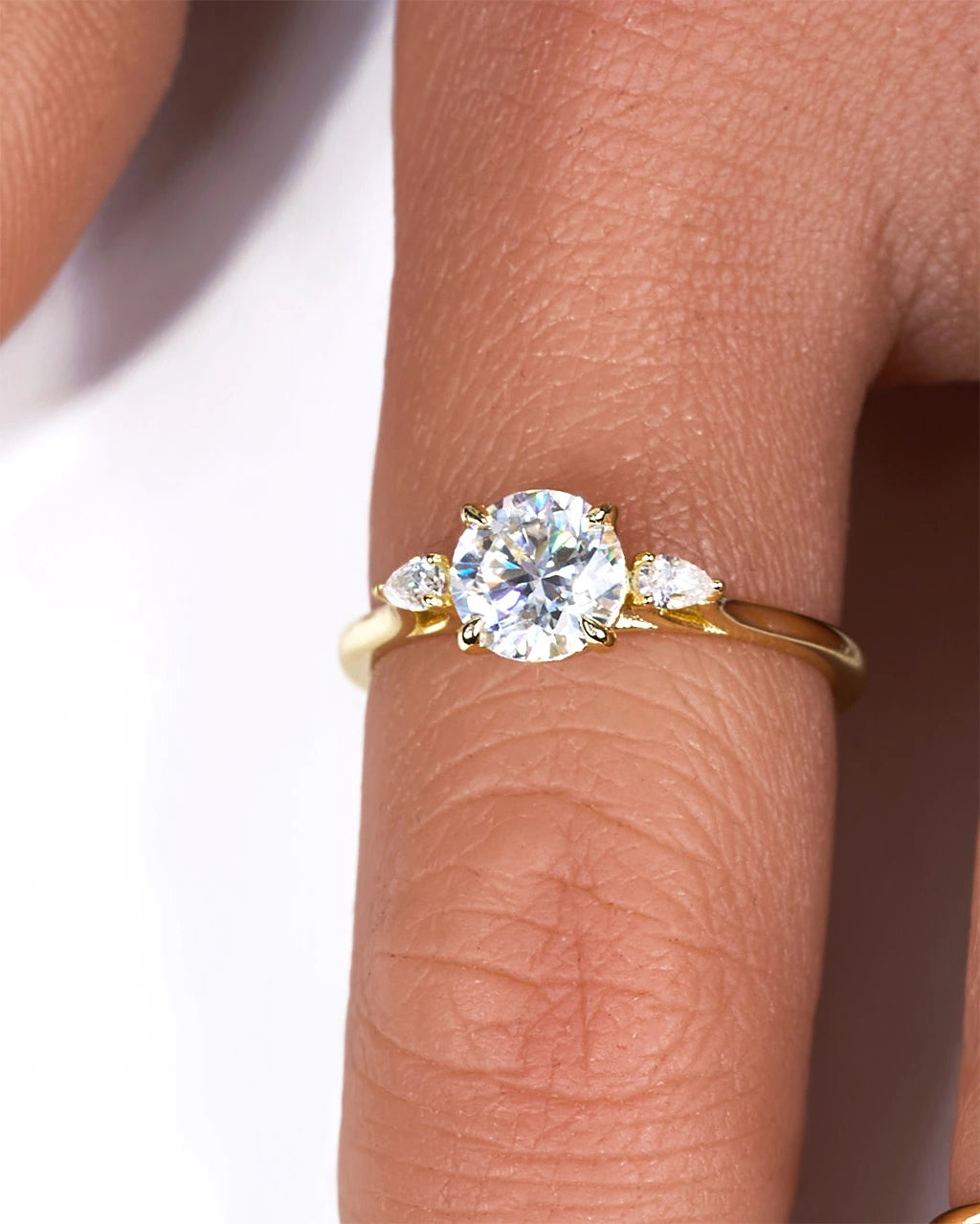 Anillo de moissanita de lujo redondo
