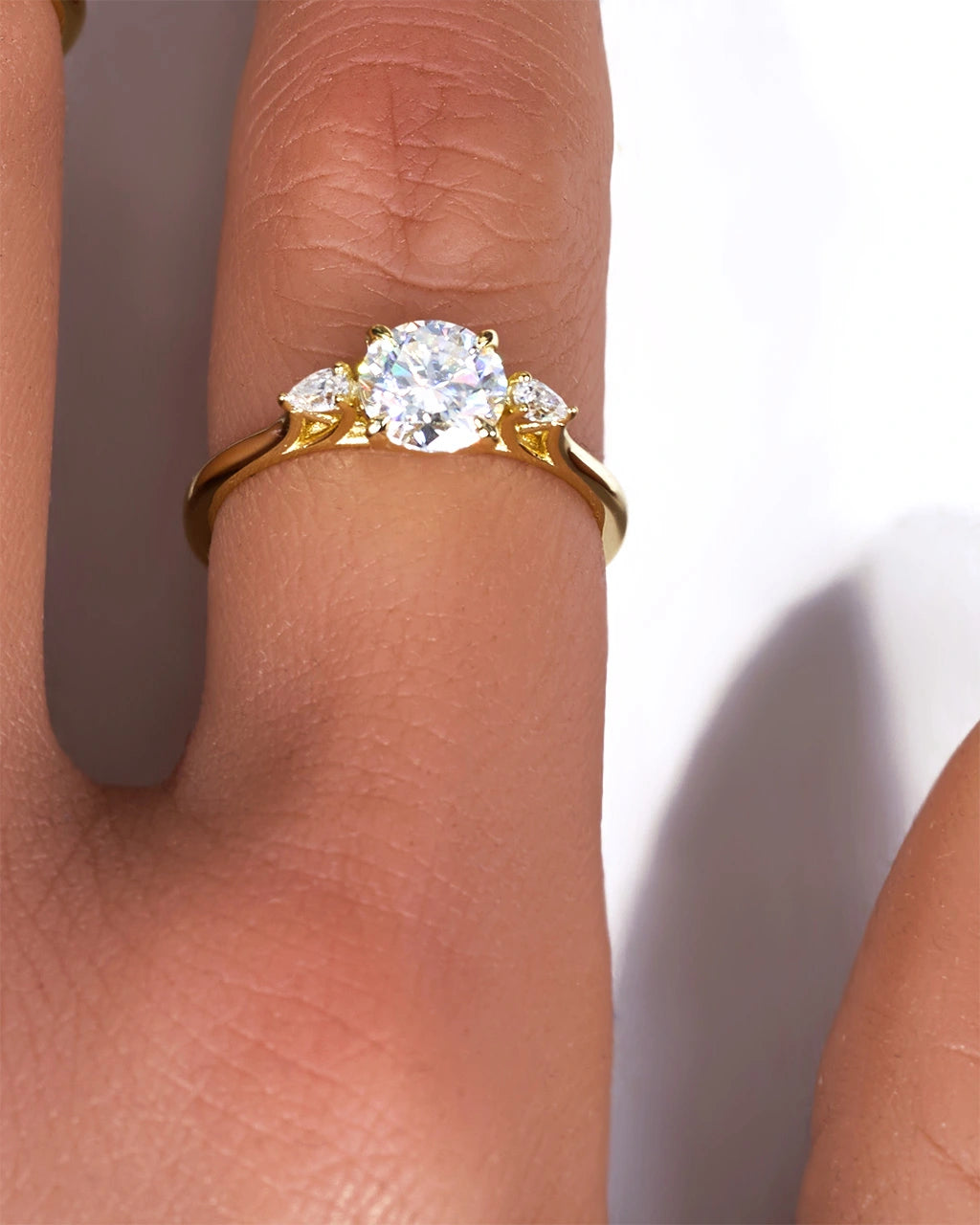 Anillo de moissanita de lujo redondo