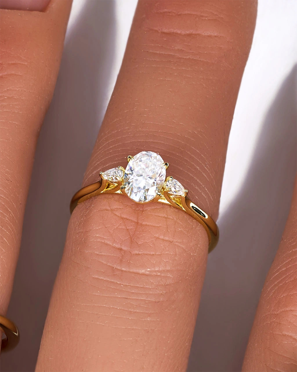 Anillo de moissanita de lujo ovalado