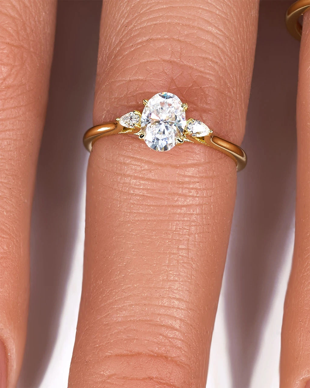 Anillo de moissanita de lujo ovalado