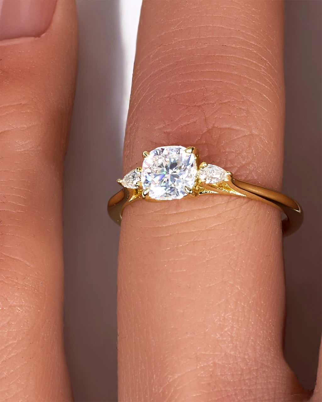 Anillo de moissanita de lujo con forma de cojín