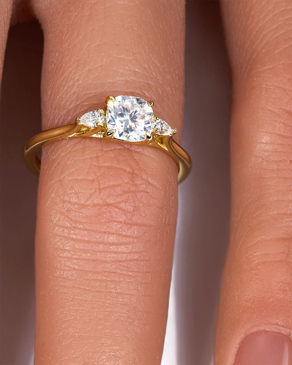 Anillo de moissanita de lujo con forma de cojín