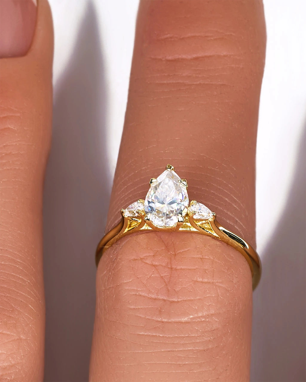 Anillo de moissanita de lujo con forma de pera