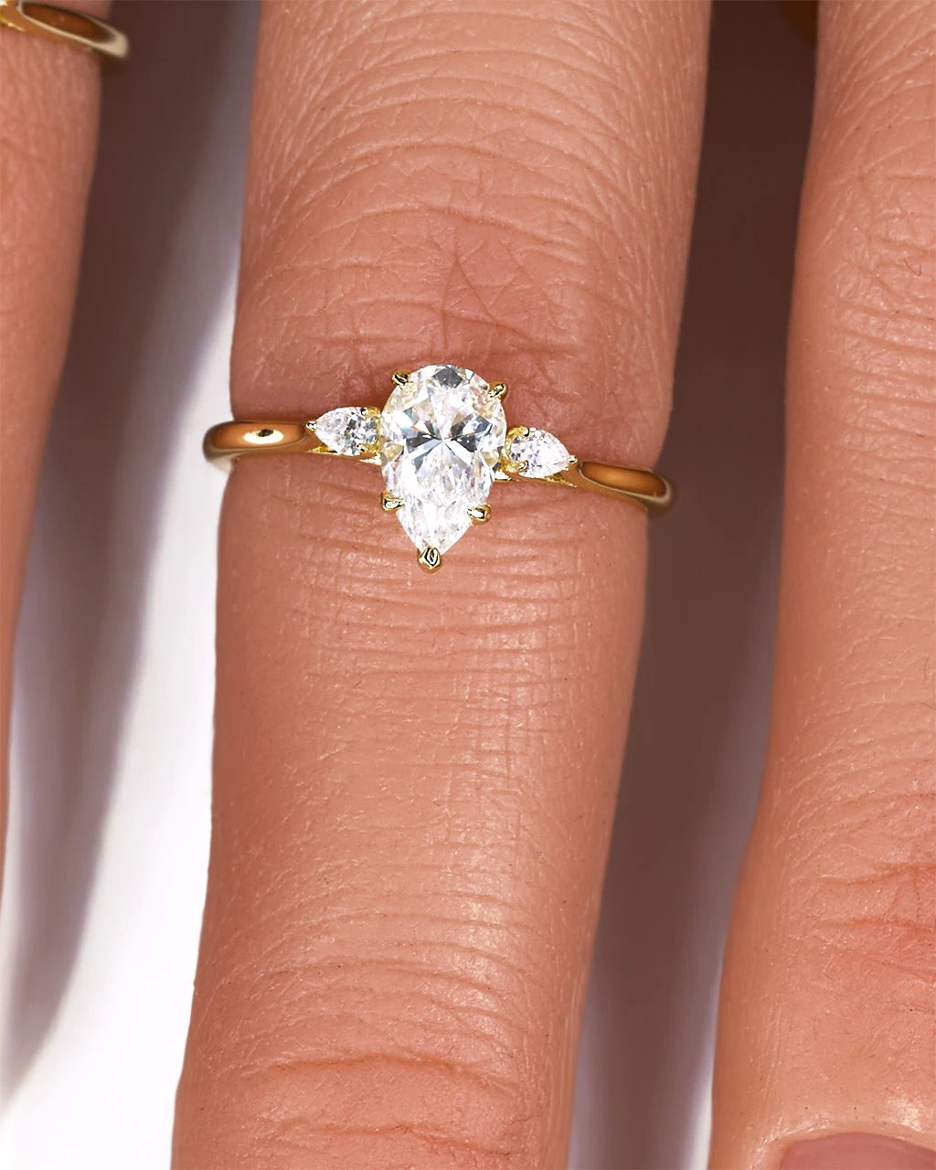 Anillo de moissanita de lujo con forma de pera