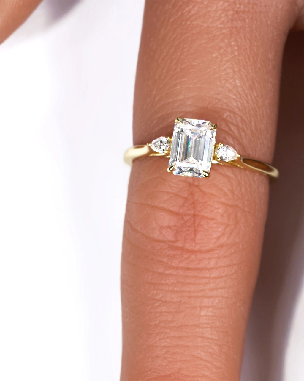 Anillo de moissanita de lujo con esmeralda