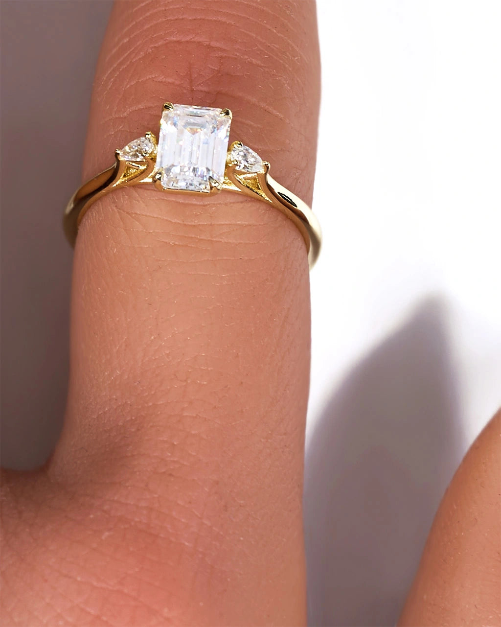 Anillo de moissanita de lujo con esmeralda