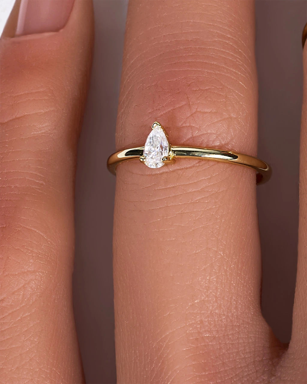 Anillo de moissanita en forma de pera