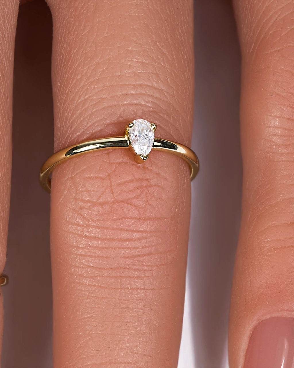 Anillo de moissanita en forma de pera