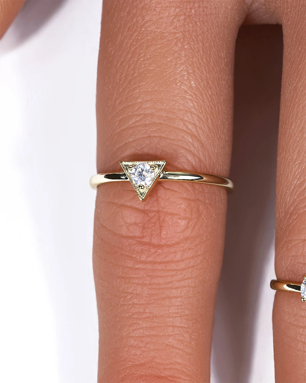 Anillo de moissanita triangular
