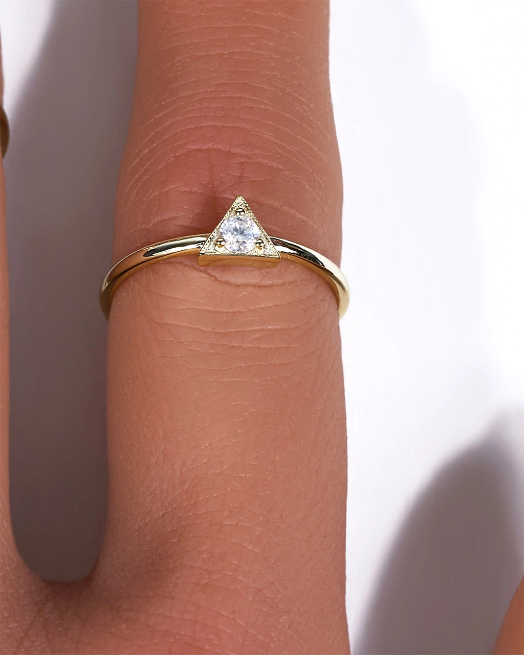 Anillo de moissanita triangular