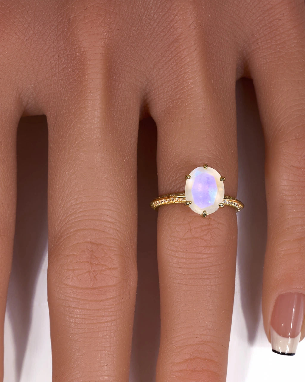 Anillo de piedra lunar